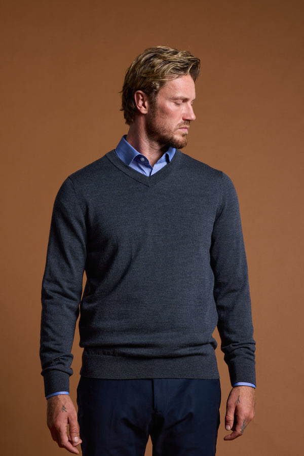 Man wears Barkers Skyland ZQrx Merino Vee, standing against a plain brown background.