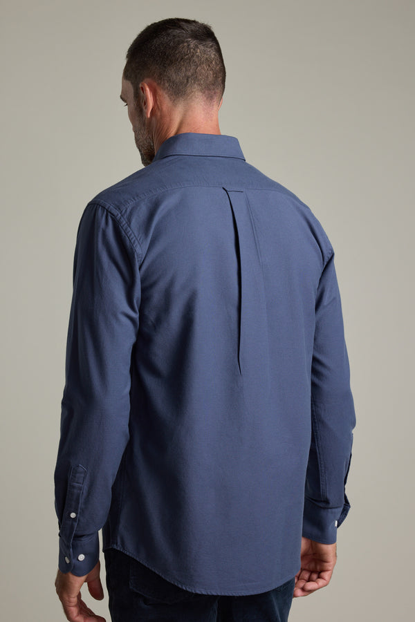 A man wears the Barkers Maynard Oxford Shirt, classic fit, long sleeves, blue, seen from the back.
