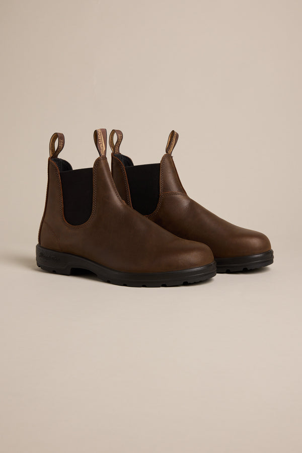 Blundstone Classic Chelsea Boots #1609 in antique brown leather with black elastic sides.