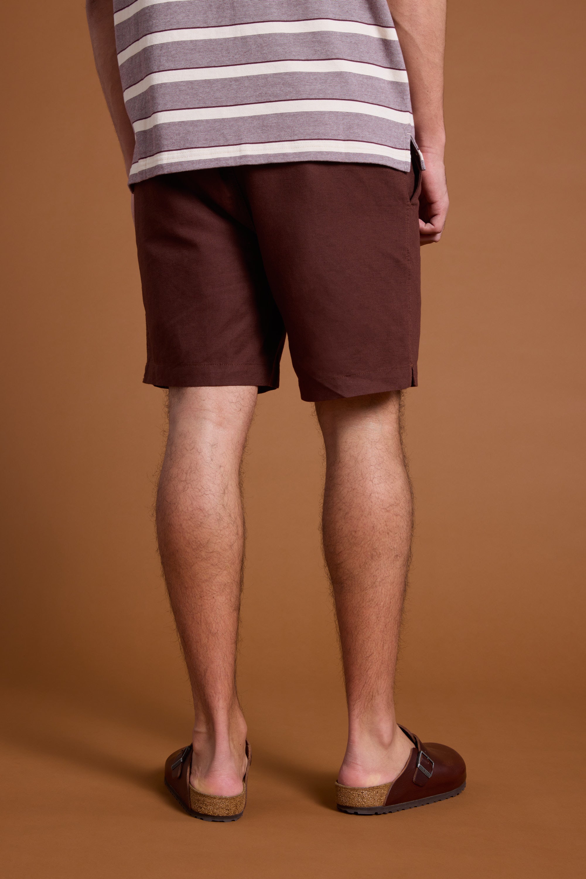 Barkers Jasper Linen Weekend Short in mahogany, relaxed fit, additional view