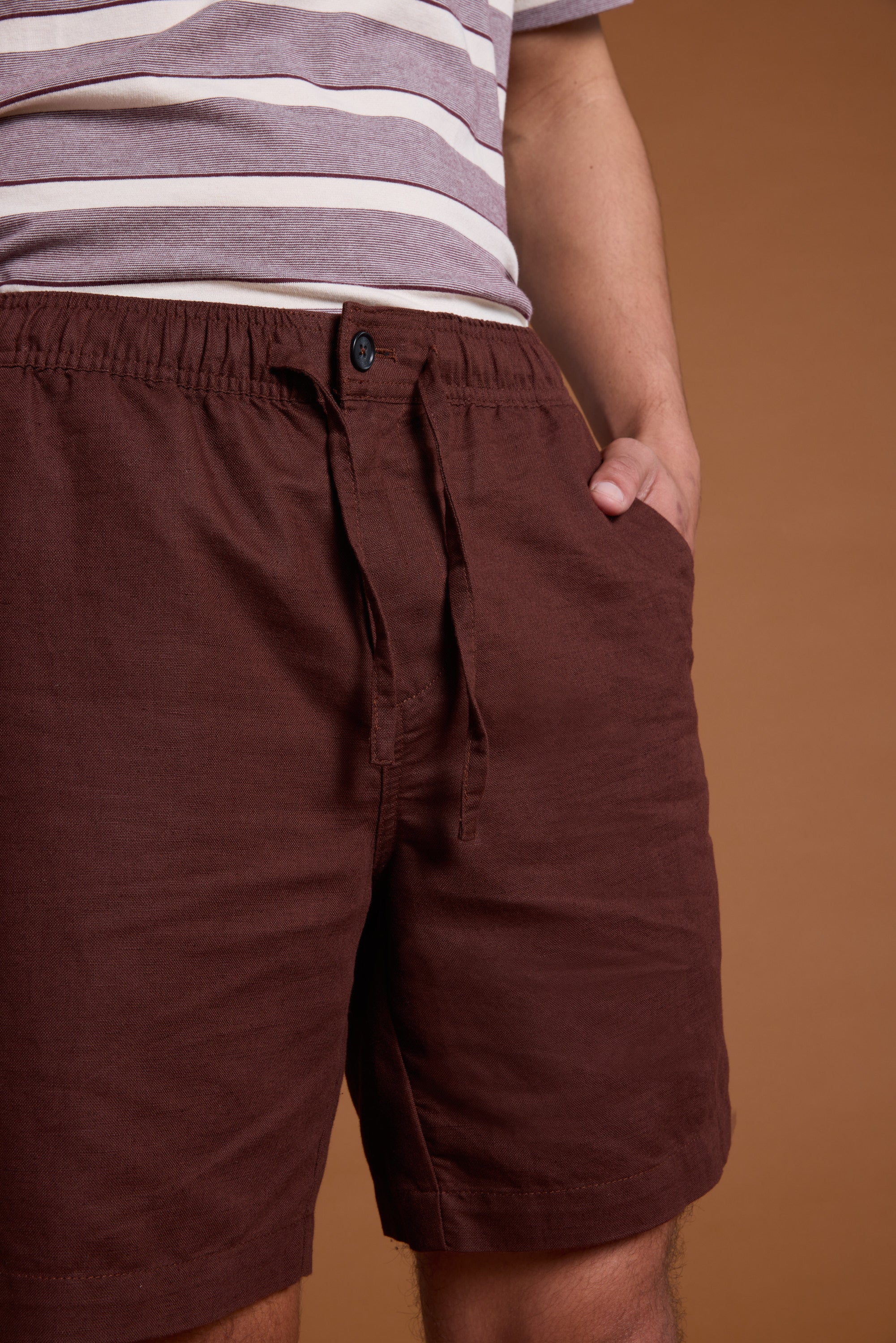 Barkers Jasper Linen Weekend Short in mahogany, relaxed fit, additional view